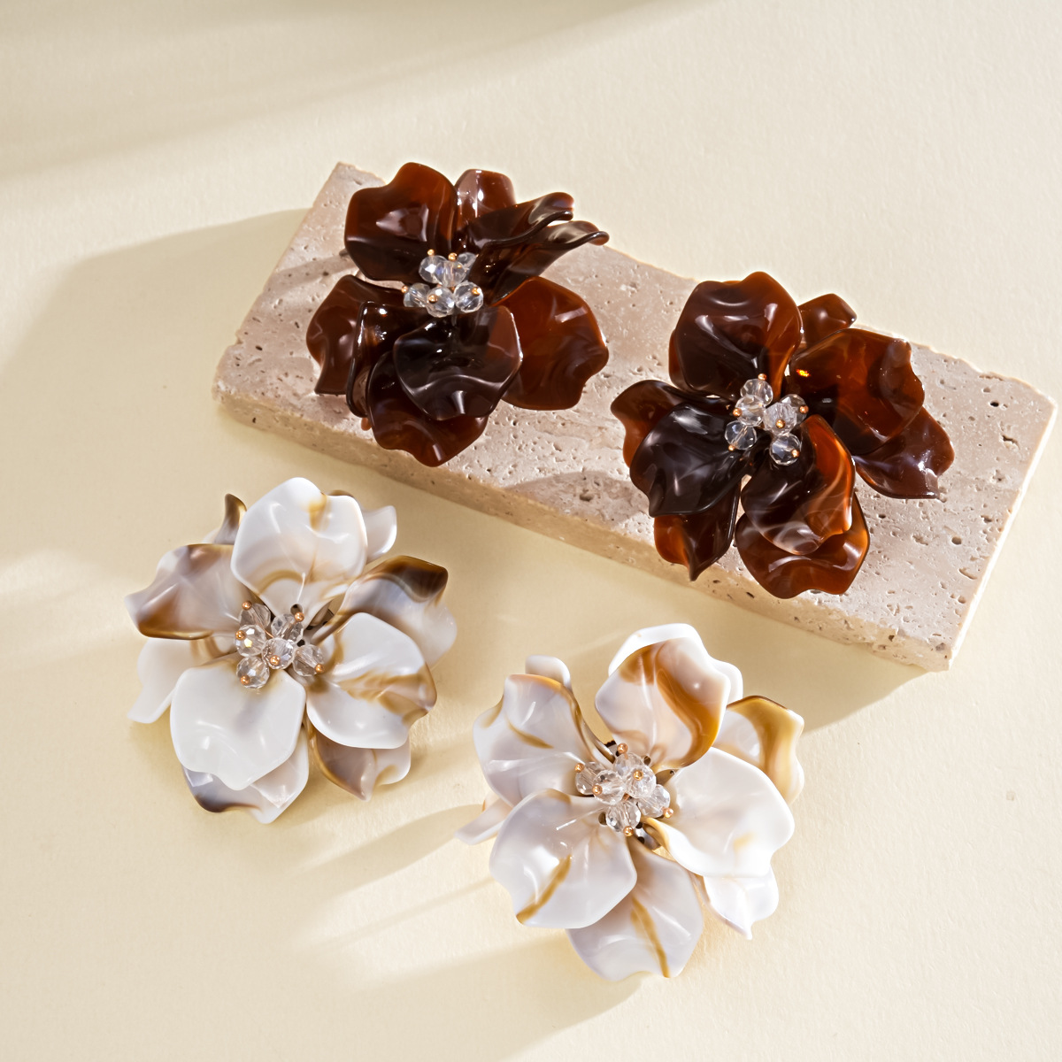 Large Vintage Resin Flower Stu - Vintage Fashion Center avaliação e preço